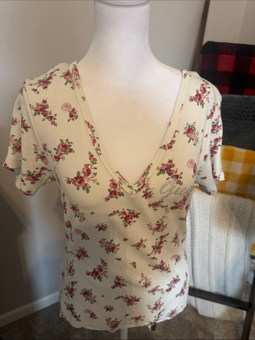 Guess Cream Floral V-Neck Short Sleeve Top